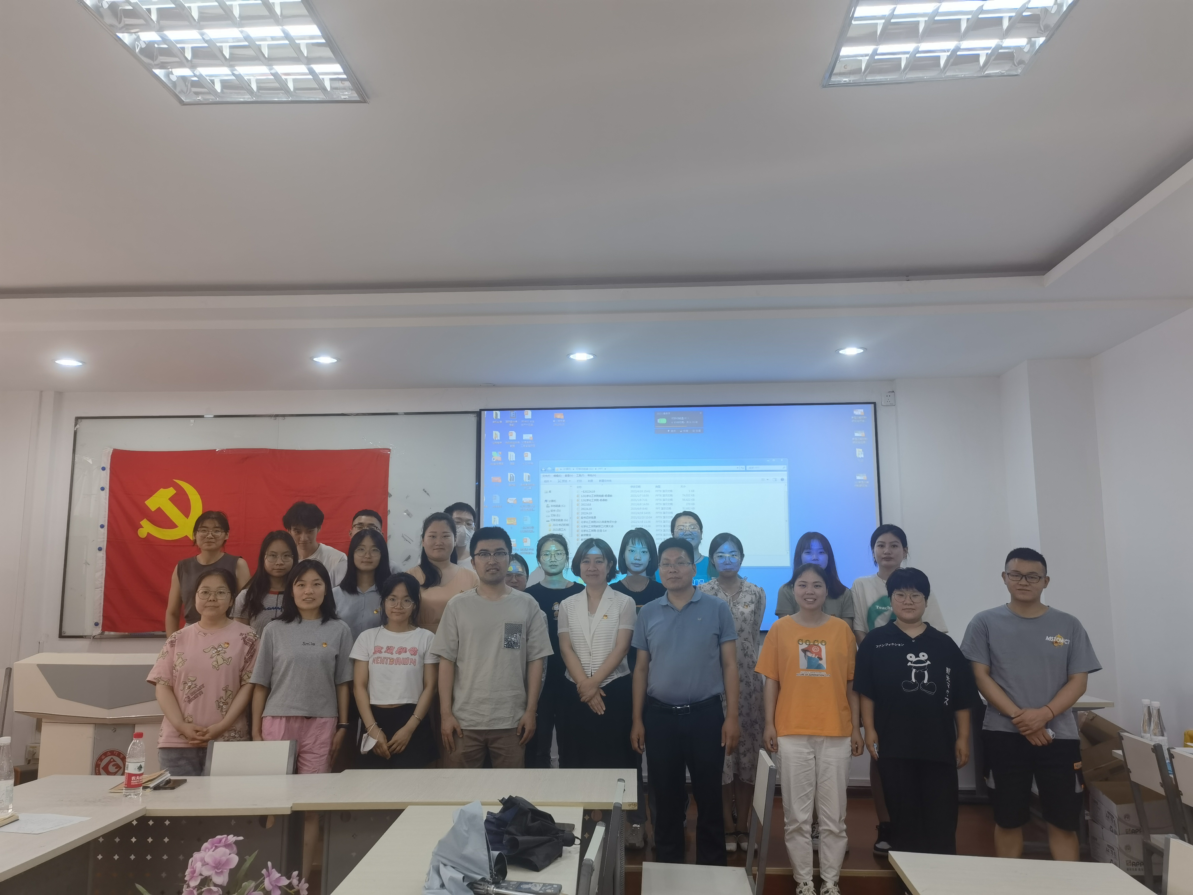 化学化工公司开展“青春心向党,启航新征程” 2022届毕业生党员主题党日活动 化学化工公司开展“青春心向党,启航新征程” 2022届毕业生党员主题党日活动